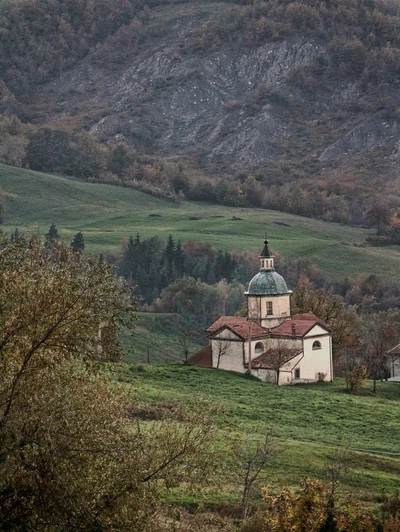 Tra il verde dei prati e la quiete delle montagne, un piccolo gioiello del 1600 #nature #landscape #history #mountains #appenninotoscoemiliano #italy