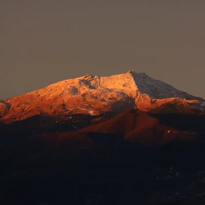 Un nuovo giorno che inizia #landscape #landscapephography #sunrise #mountain #snow #winter #myphotography#freetoedit